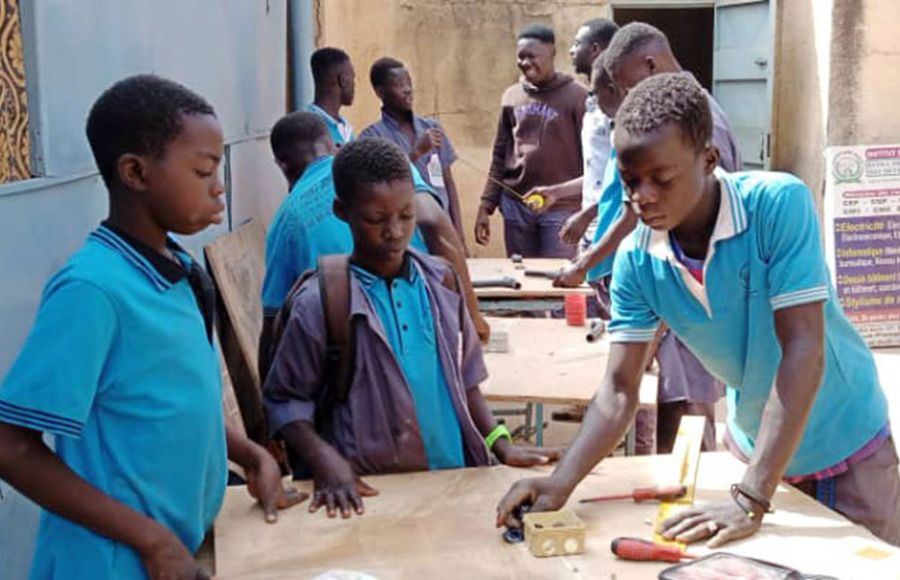 Jugendliche in Burkina Faso erlernen ein Handwerk