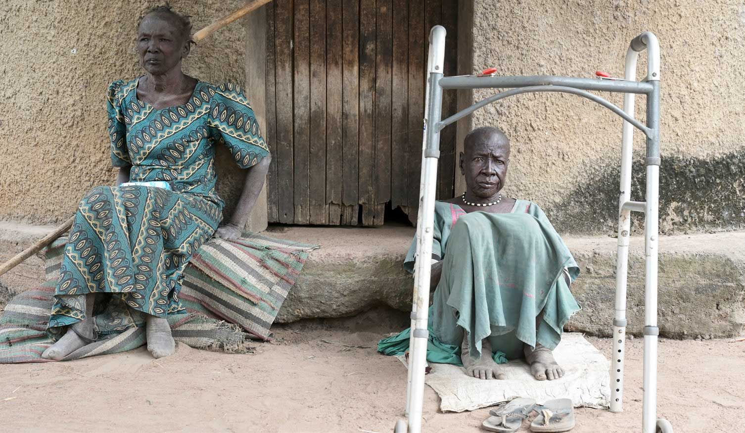 Zwei Frauen im Lepra-Dorf in Agok, die zum Überleben auf die Hilfe anderer Menschen angewiesen sind.