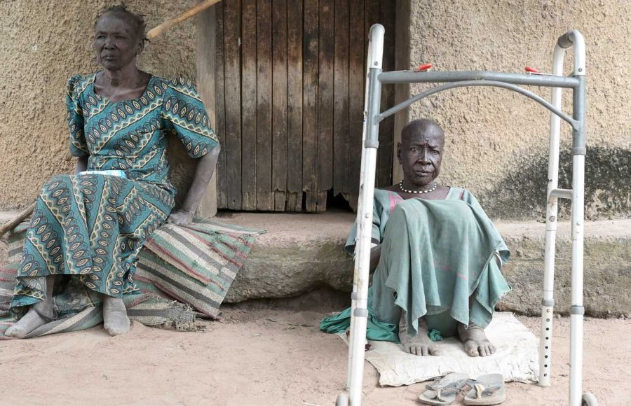 Zwei Frauen im Lepra-Dorf in Agok, die zum Überleben auf die Hilfe anderer Menschen angewiesen sind.