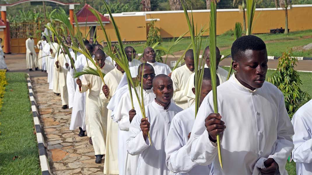 Priesteramtskandidaten in Uganda auf dem Weg zur Messe