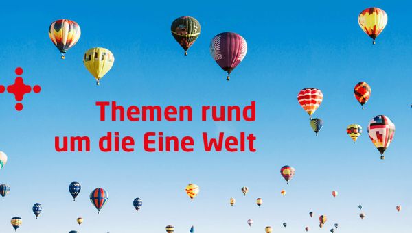 Viele Ballons am weiten Horizont