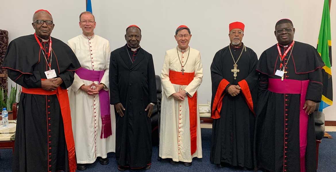 Gruppenfoto mit missio-Präsident Monsignore Huber (2. von links) und fünf Kardinälen, darunter der jetzt verstorbene Kardinal Polycarb Pengo.