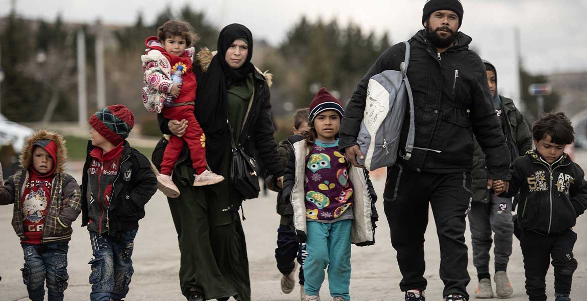 Eine Familie mit mehreren Kindern aus dem Libanon flüchtet vor den Angriffen im Libanon. Zu sehen sind eine Frau und ein Mann mit Kindern, die auf die Kamera zulaufen.
