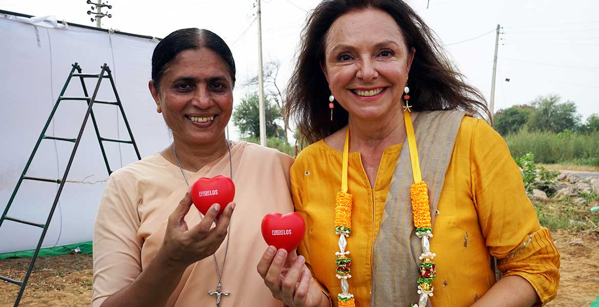 Zu sehen sind zwei Frauen: missio-Patin Uschi Dämmrich von Luttitz (rechts) mit Schwester Nirmalini Nazareth. Foto: Antje Pöhner