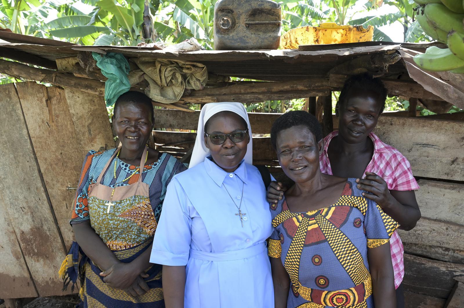 Gruppenfoto von vier Frauen: Die zweite von links ist Schwester Veronica, die anderen sind Bewohnerinnen eines Slums in Uganda.