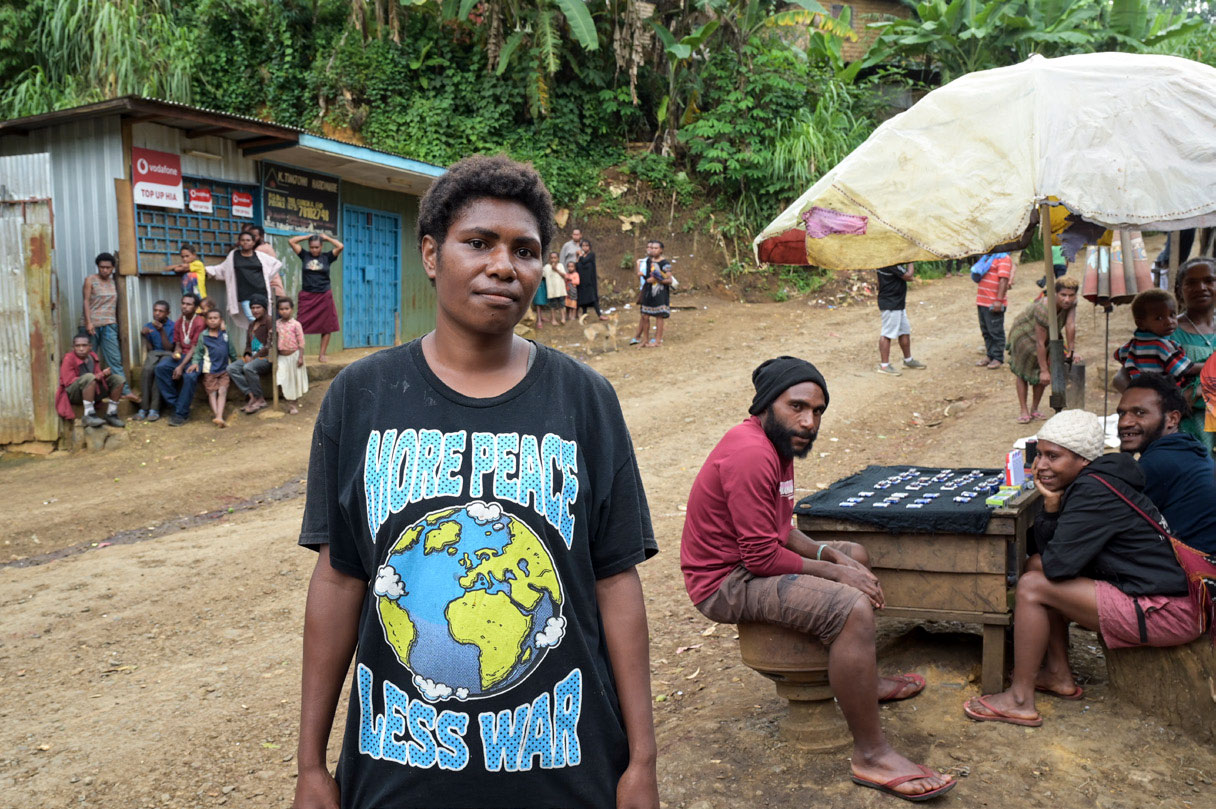 Straßenverkäufer im Settlement Pisswara, am Stadtrand von Goroka