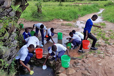 Tansania bunda Schueler Wasserstelle