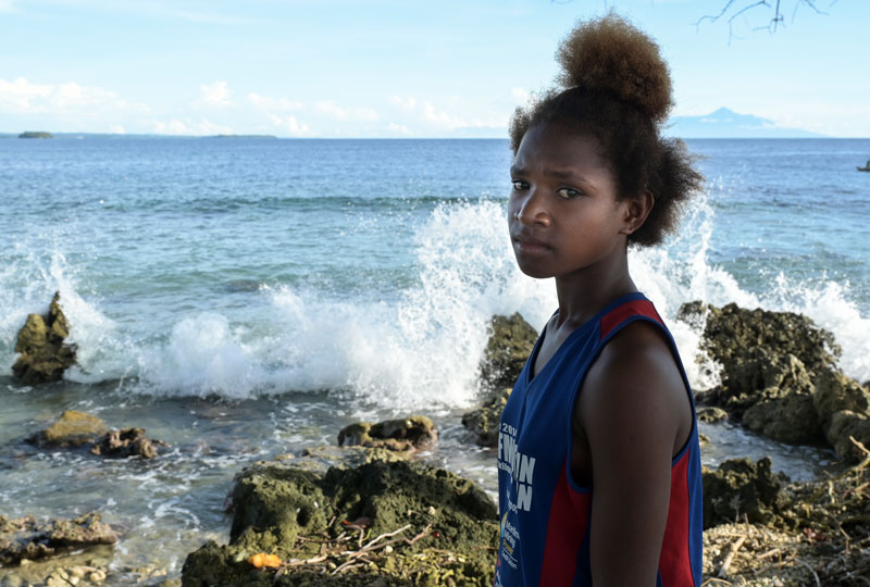 Joey am Strand von Mazaz. Das Eiland vor Madang in Papua-Neuguinea ist vom Klimawandel bedroht