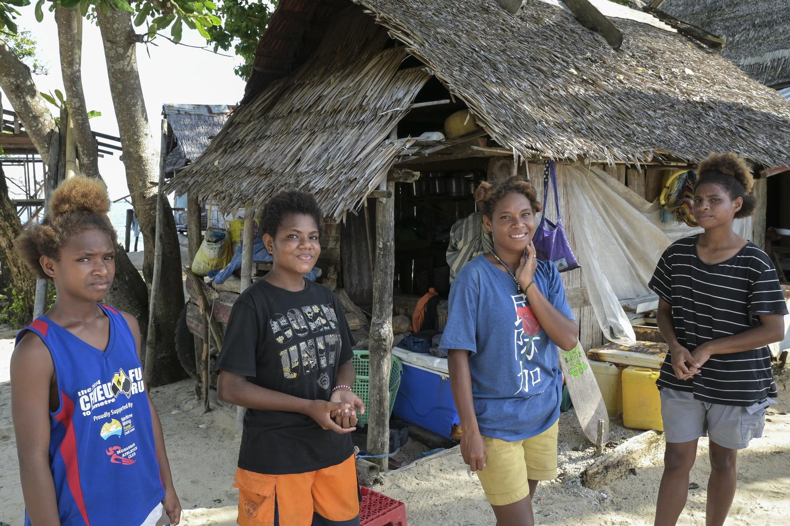 PAPUA NEW GUINEA, Pacific ocean, Bismarck Sea, Madang, island Mazaz / PAPUA NEUGUINEA, Pazifik, Bismarcksee, Madang, vom Klimawandel und Anstieg des Meeresspiegels betroffene kleine Fischerinsel Mazaz