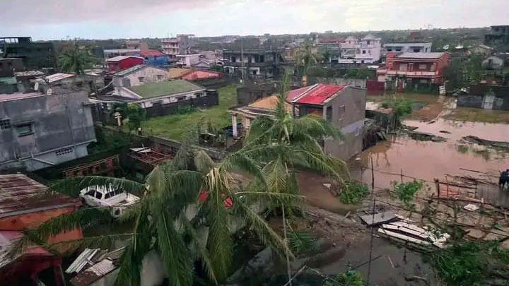 Zyklon Gezani hat die Hafenstadt Toasiana auf Madagaskar verwüstet. Zu sehen sind umgeknickte Palmen und zerstörte Häuser.