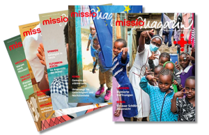 Fünf vergangene Ausgaben des missio magazins sind aufgefächert gezeigt.
