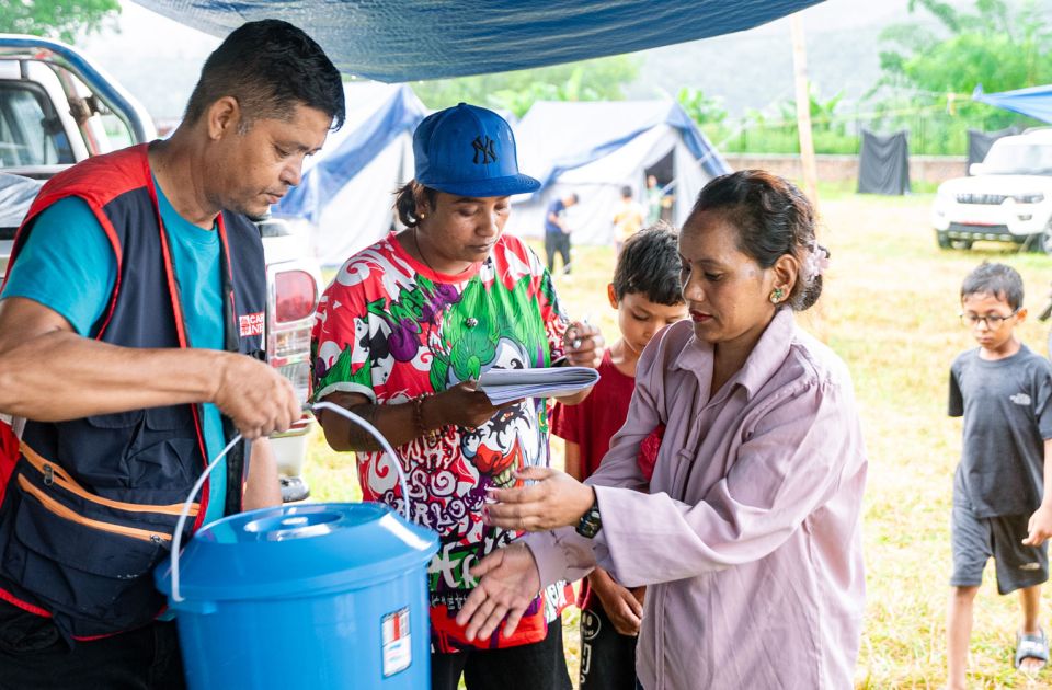 Unsere Partner von der Caritas Nepal versorgen Flutopfer mit einem Hygiene-Set.
