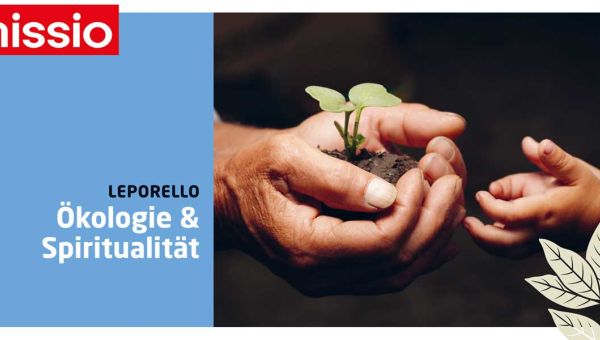 Das Cover des Leporellos "Ökologie und Spiritualität: Zu sehen sind die Hände eines Erwachsenen, der darin Erde mit einer grünen Pflanze trägt und diese an zwei Kinderhände übergibt.