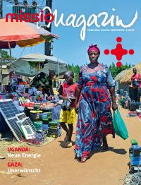 Titelbild missio magazin Ausgabe 2/2026: Titelbild missio magazin Ausgabe 2/2026: Eine Frau geht mit einem Jungen über den Markt. An dem Stand, den sie gerade passieren, werden Solarpanele in verschiedenen Größen angeboten.