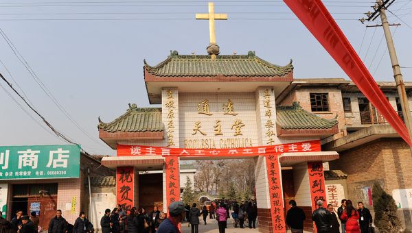 Eine Kirche in China mit goldenem Kreuz auf dem traditionellen Dach. Foto: Jörg Böthling/missio München
