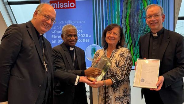 Gruppenfoto mit der SPD-Politikerin Dr. Bärbel Kofler (3. von links), missio-Präsident Monsignore Huber (rechts), Kardinal Tsarahazana aus Madagarsker (zweiter von links) und Weihbischof Graf zu Stolberg (links) bei der Überreichung des Pauline-Jaricot-Ehrenpreis 2026.