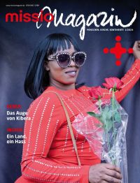 Das Titelbild des missio magazins Ausgabe 1/2024 zeigt ein Fotomodell aus dem Armenviertel Kibera in Nairobi in Kenia, die zwei Rosen in der Hand hält und vor der Kamera posiert.