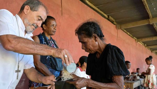 missio-Projektpartner Erzbischof Bombin verteilt in Madagaskar Lebensmittel an arme Gemeindemitglieder.