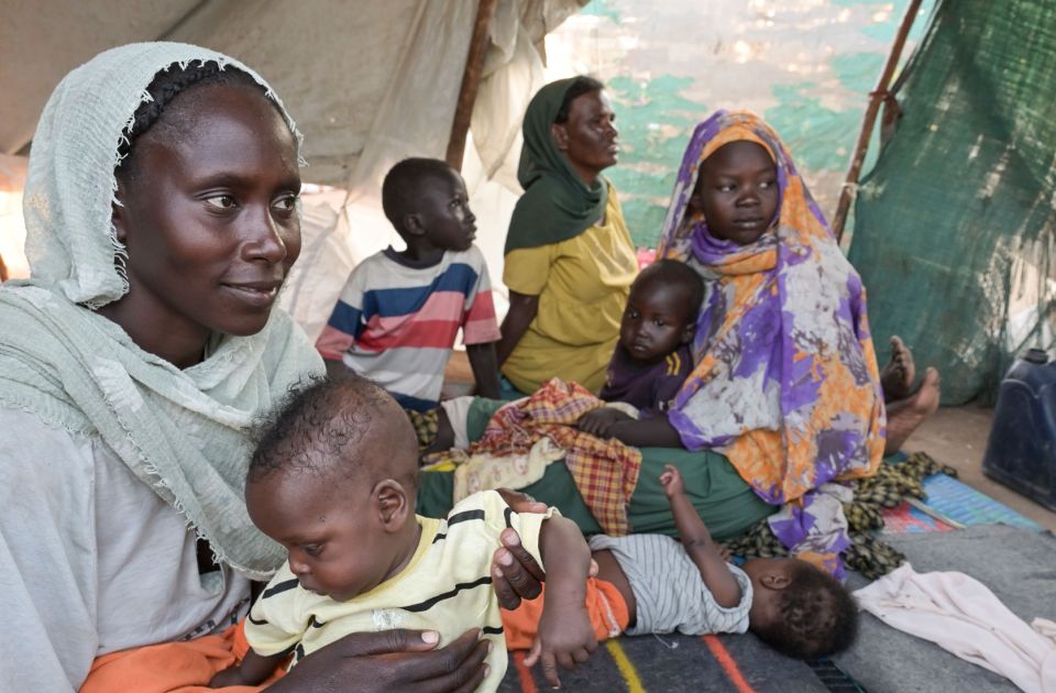 Eine geflüchtete Frau aus Sudan ist mit ihren Kindern in einem Zelt des Jesuit Refugee Service untergekommen. Foto: Jens Böthling/misiso München