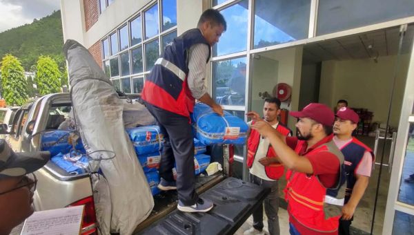Hilfsgüter werden in Nepal vom Jeep abgeladen