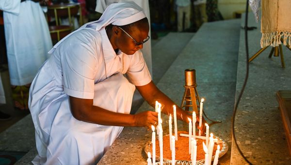 Perlen des Lichts: Eine Ordensschwester zündet in Mali Kerzen an