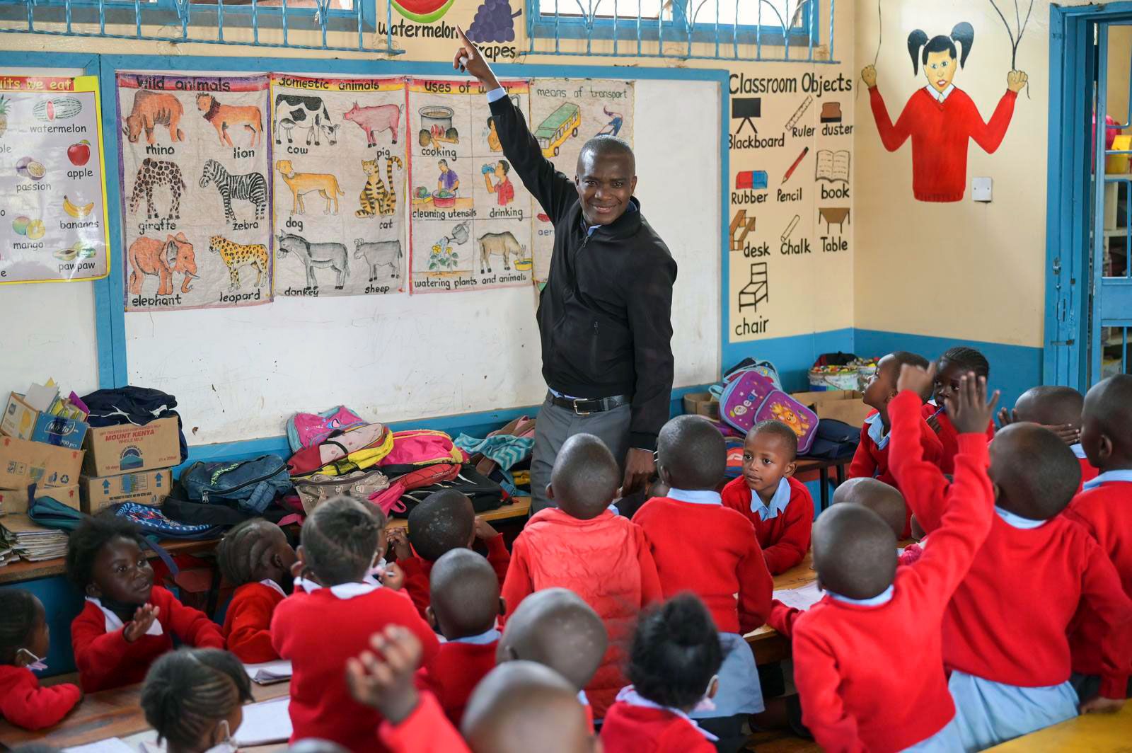 Charles Sendegeya in einer Schule in Nairobi