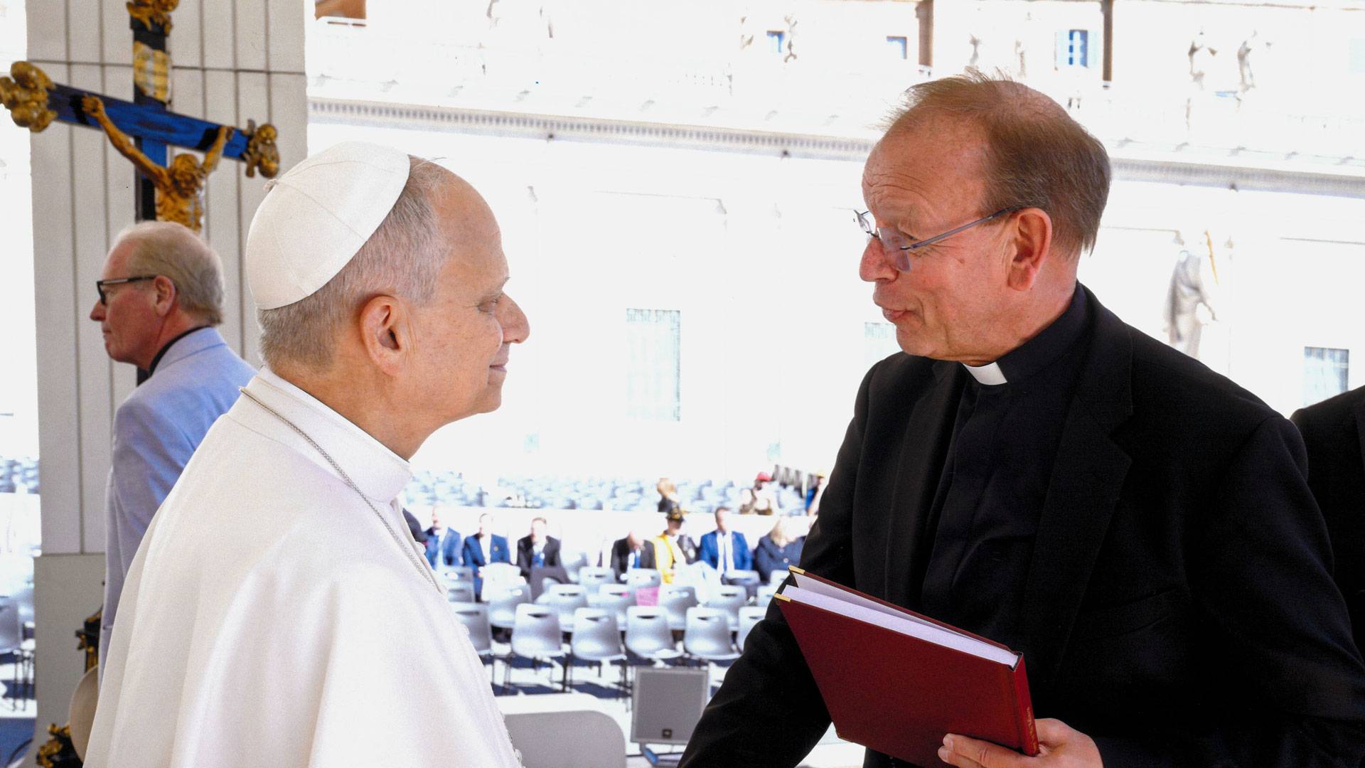 Monsignore Huber überreicht Papst Leo XIV. ein Buch mit Wünschen für den Pontifex