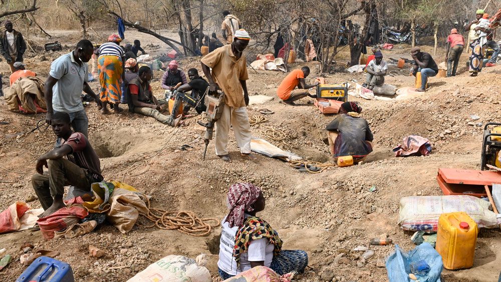 Menschen aus Mali schürfen mit der Hand nach Gold. Foto: Jörg Böthling