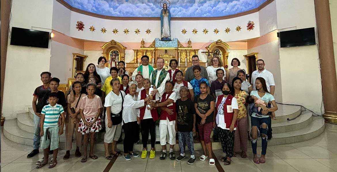 Gruppenfoto einer Delegation von missio München und dem Bistum Augsburg in einer Kirche in Manila auf den Philippinen.