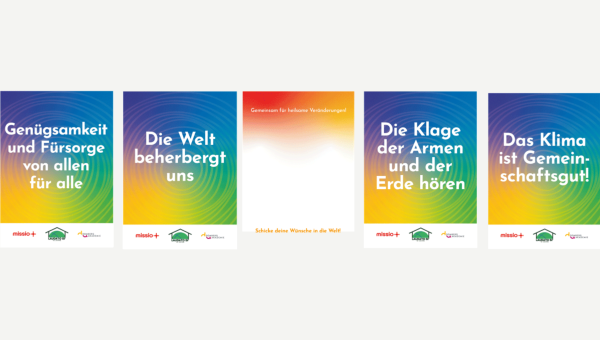 Eine Klimawimpel-Kette mit fünf Wimpeln: die äußeren beiden mit Zitaten, der mittlere leer.