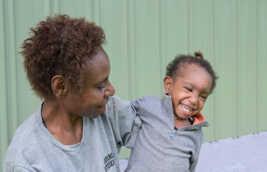 Die junge Frau und ihre Tochter haben vorübergehend Zuflucht im Safe House in Alexishafen gefunden. Foto: Jörg Böthling