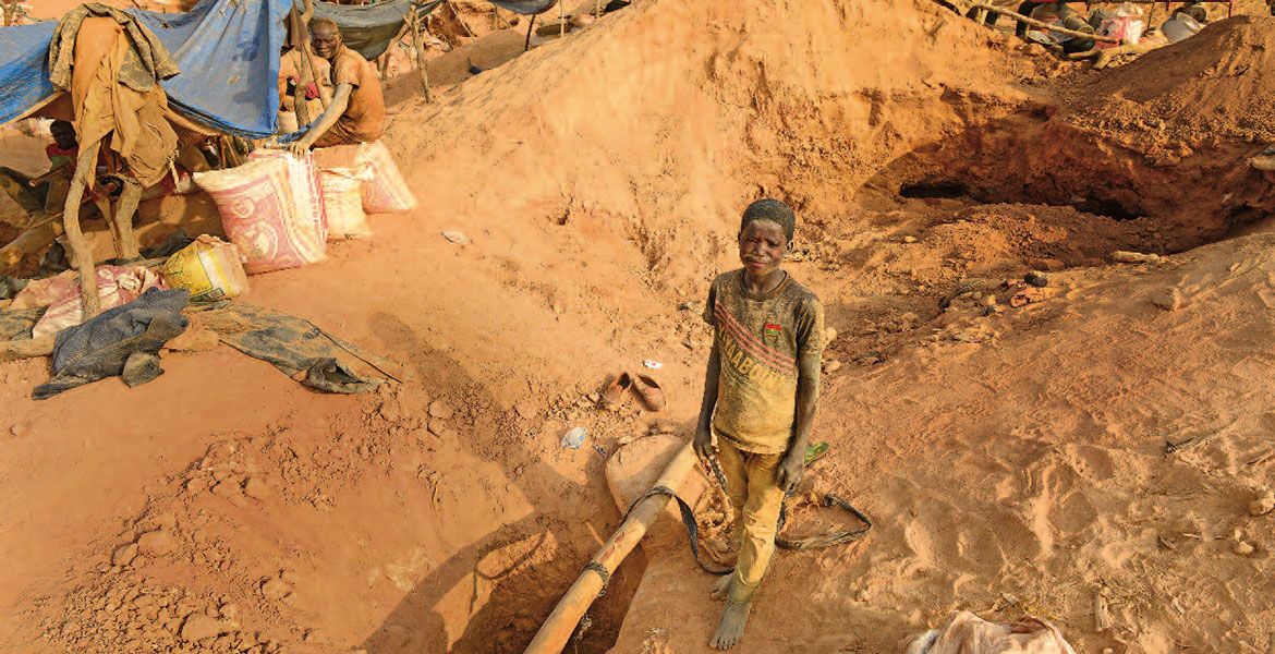 Ein Kind in illegalen Goldminen in Burkina Faso