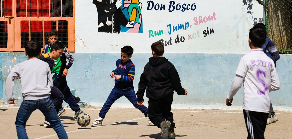 Kinder spielen in einem Jugendzentrum von Don Bosco Damaskus Fußball