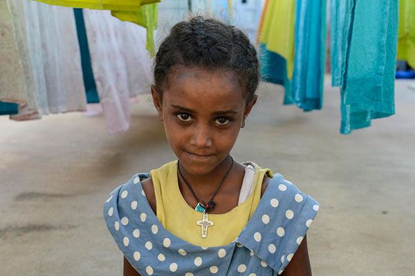 Ein Mädchen im Waisenhaus St. Clare in Harar, Äthiopien