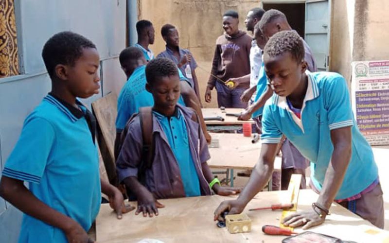 Jugendliche in Burkina Faso erlernen ein Handwerk