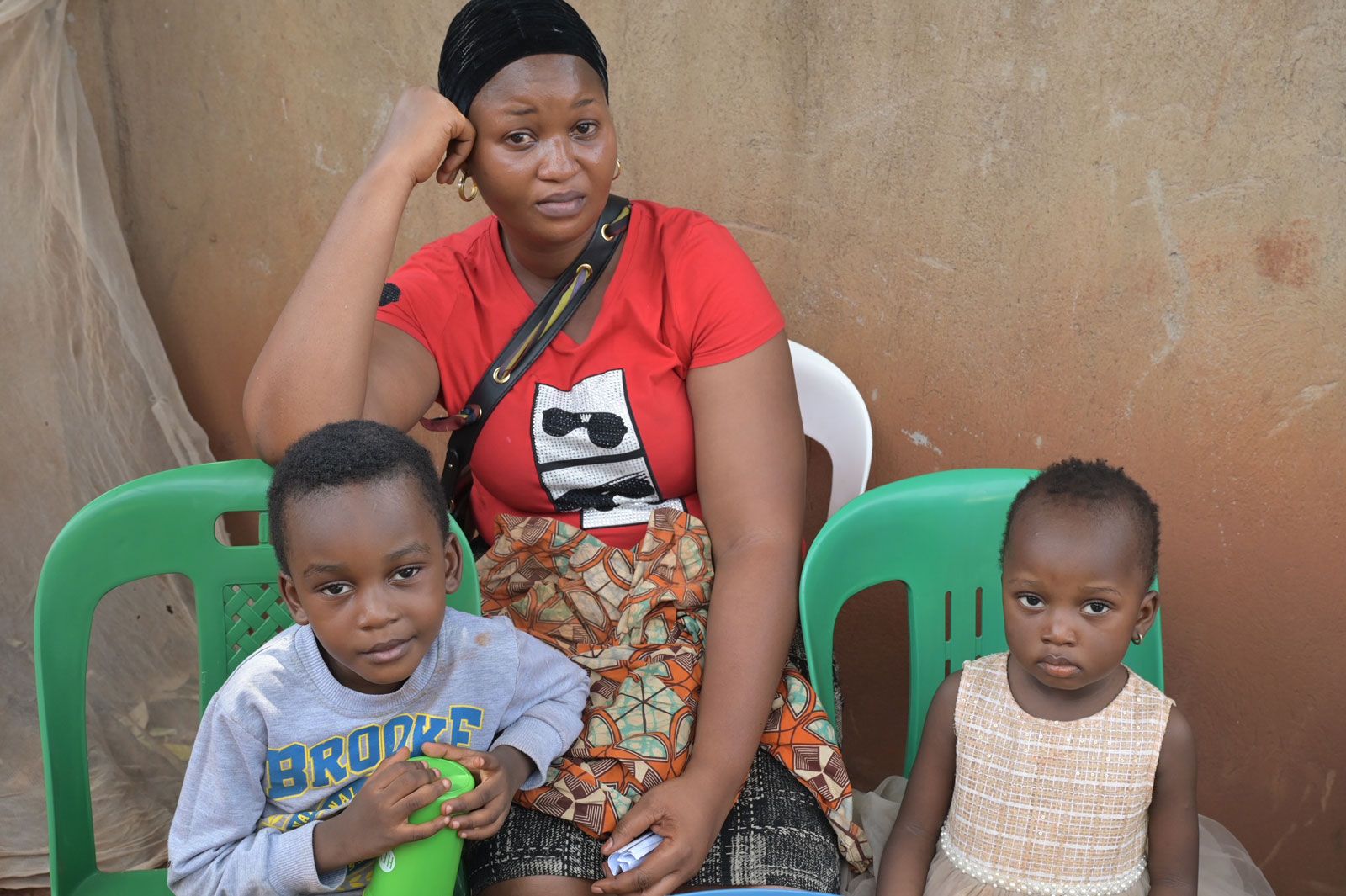 Esther mit zweien ihrer Kinder. Sie sind aus dem Kongo nach Uganda geflüchtet