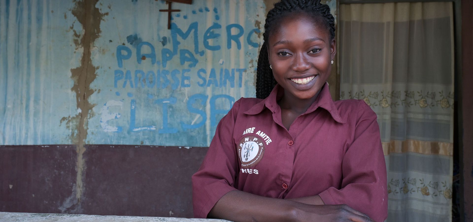 Eine junge Frau aus Senegal blickt lächelnd in die Kamera - Foto: Jens Böthling