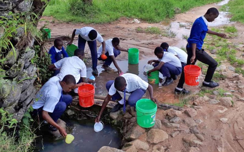 Schulkinder in Tansania erhalten Zugang zu sauberem Trinkwasser.
