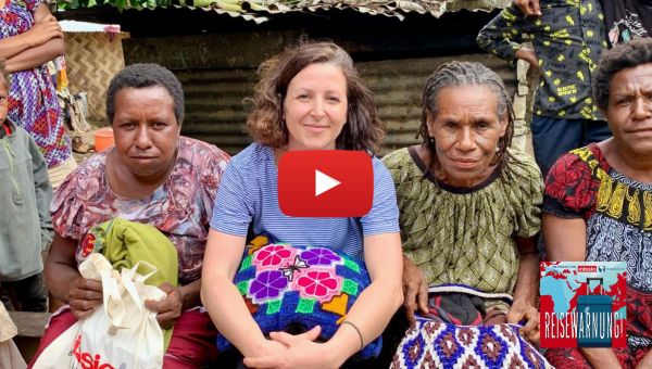 missio-Redakteurin Kristina Balbach mit Frauen aus Papua-Neuguinea