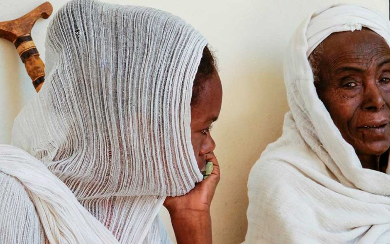 Frauen warten auf die Behandlung in der Blessed Weiss Liberat Klinik in Äthiopien