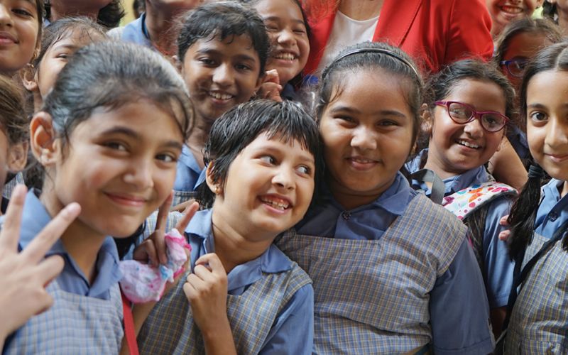 Schulmädchen in Indien freuen sich