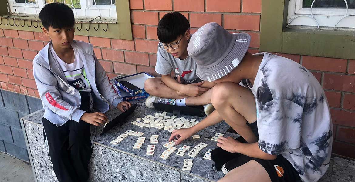 Jungen spielen in der Mongolei in einer Bildungsstätte