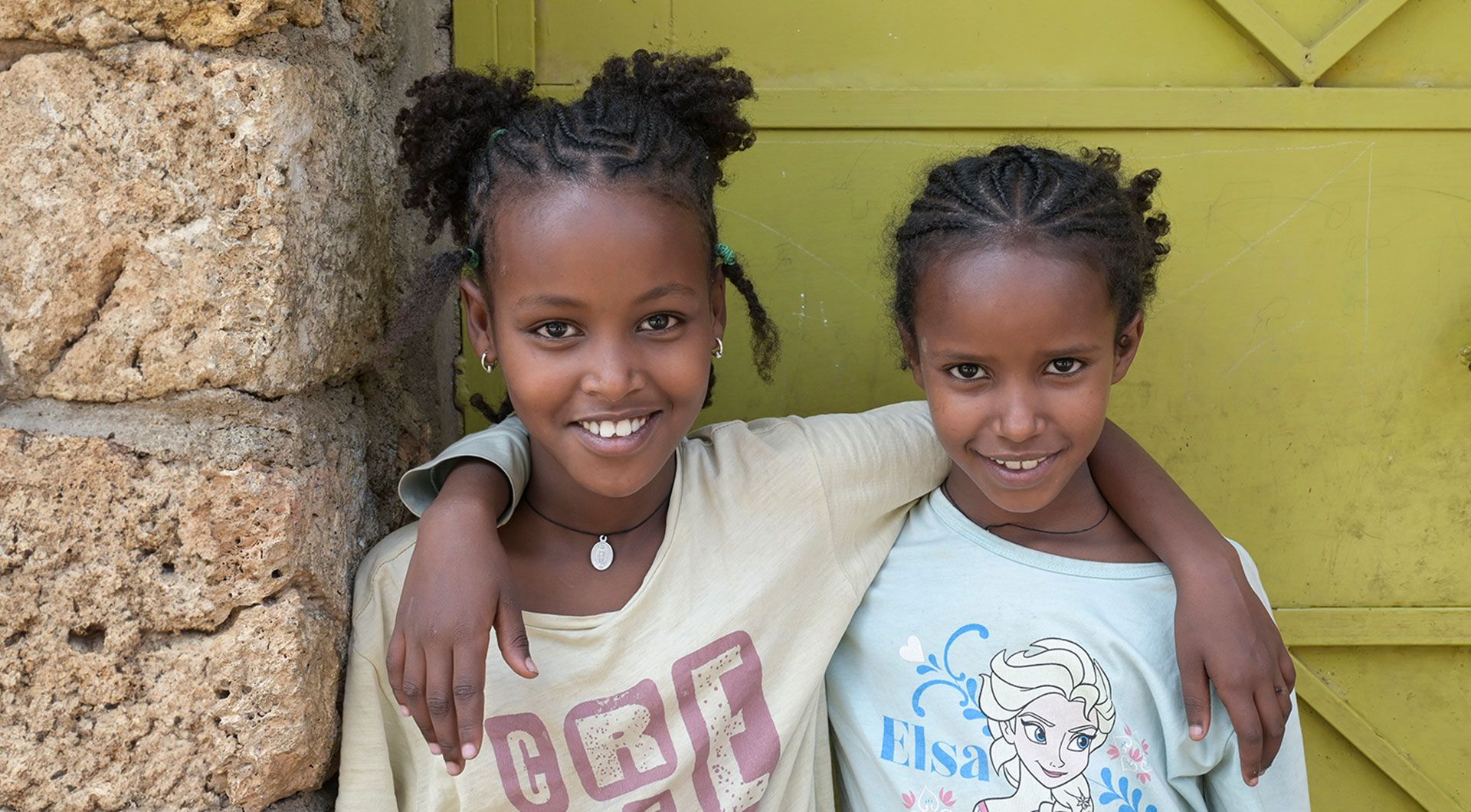 Vero und ihre Tochter Marta lächeln in die Kamera - sie sind in einem Schutzhaus auf Papua-Neuguinea untergebracht 