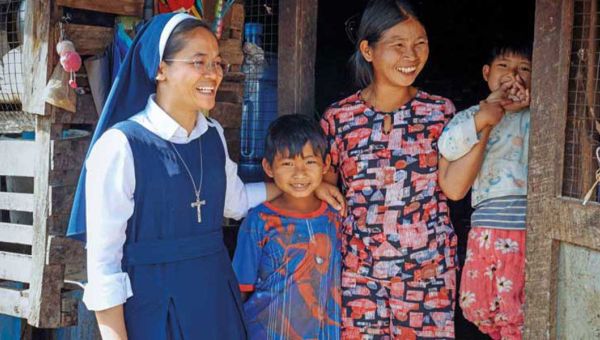 Friedensgebet 2025: Schwester Rosa Bawk Mai im St. Joseph Flüchtlingscamp in Myitkyina, Kachin State, Myanmar. Die Schwestern leisten sozialpastorale Arbeit und sind die einzige Hilfe und Hoffnung für die Vertriebenen und die Opfer der militärischen Gewalt. Ihr Einsatz bringt sie selbst immer wieder in Gefahr.