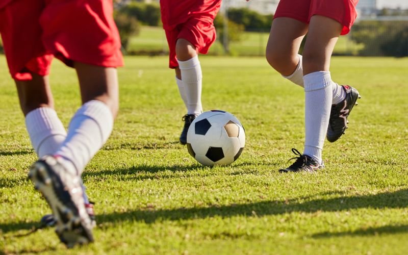 Kinder-Fußballmannschaft missio Unity-Cup 2024; Foto: iStock/PeopleImages