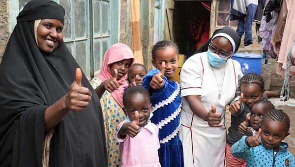 Schwester Modesther von der Caritas Nairobi bei einer Flüchtlingsfamilie