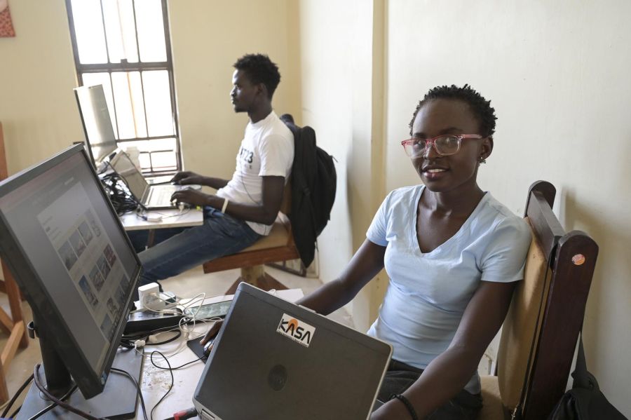 Edia macht eine Ausbildung zur Hebamme im Südsudan