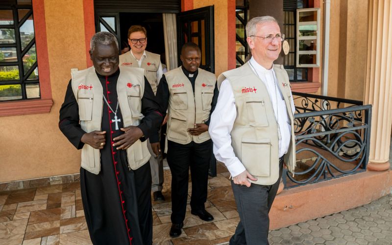 Erzbischof Philip Anyolo und Erzbischof Dr. Stefan Heße in Githurai im Großraum Nairobi