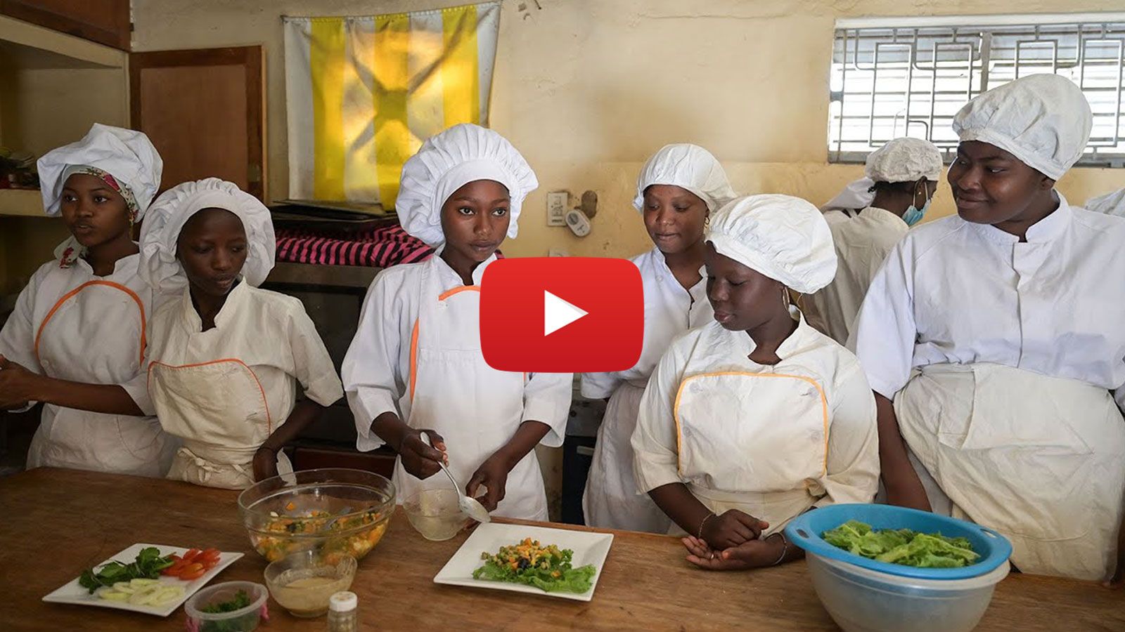 Junge Frauen arbeiten bei Claire Amitié im Senegal in der Küche