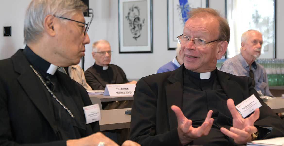 Kardinal Stephen Chow aus Hongkong im Gespräch mit missio-Präsident Monsignore Huber.